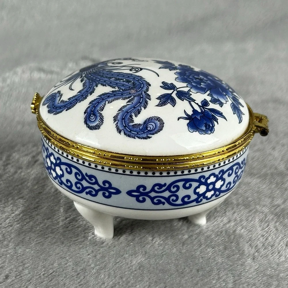 Vintage Blue & White Porcelain Footed Trinket Box Chinoiserie Vanity Accessory